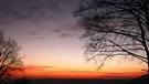 Zum Ausklang eines tollen Wintertages mit (Rest-)Schnee und viel Sonne gab es auf der Heimfahrt dann dieser farbenfrohe Abendhimmel. Fotografiert von einem Bierkeller-Parkplatz bei Pretzfeld. | Bild: Ragnhild Rummel, Erlangen, 23.01.2024