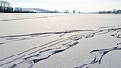 Abstrakte Kunst auf der gefrorene Eisfläche im Schnee! | Bild: Ottmar Mueller, Obermerzbach, 23.01.2024