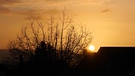 Um 8.15 Uhr gab es einen tollen Sonnenaufgang bei 2 Grad plus über den Dächern der Nachbarschaft.  | Bild: Klaus Hofmann, Mainstockheim, 25.01.2024