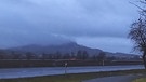 Unser Walberla kaum sichtbar wegen des Regens. Aufgenommen am Morgen bei Rüssenbach im Landkreis Forchheim. | Bild: Sebastian Fischer, Forchheim, 12.02.2024