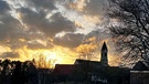 Die St. Andreas Kirche in Wassermungenau im Sonnenuntergang. | Bild: Kerstin Mahr, Wassermungenau, 18.02.2024