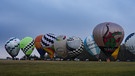 Freitag und Samstag fand rund um Ebermannstadt in der Fränkischen Schweiz der "Frankenballoncup 2024" statt. Viele Heißluftballone waren in der Luft zu sehen. Die bunten "Bubbles" stehen noch auf dem Flugplatz Feuerstein und heben jeden Augenblick ab. Ein herrliches Spektakel wenn die vielen Heißluftballone fast gleichzeitig abheben. | Bild: Sonja Schiffert, Wiesenttal, 02.03.2024