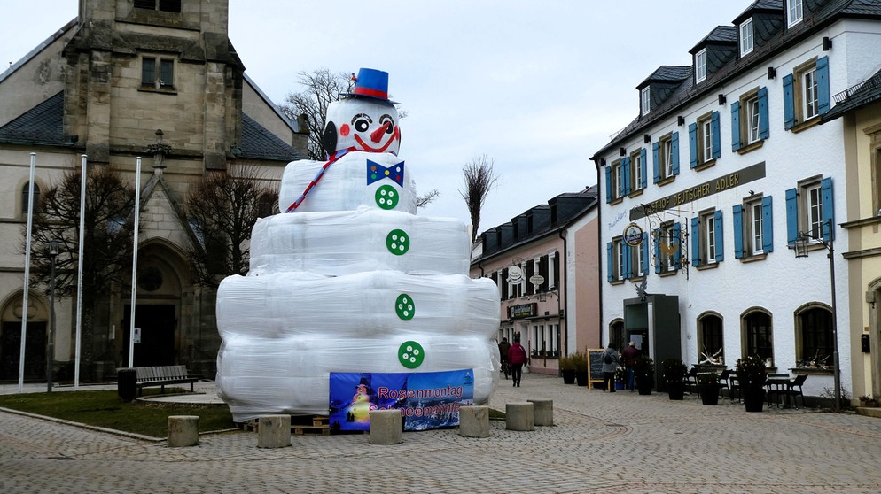 Der Bischofsgrüner Schneemann steht noch. Wegen Schneemangel wurde er in diesem Jahr aus Strohballen und Folie hergestellt. | Bild: Günter Lorke, Tröstau, 11.03.2024