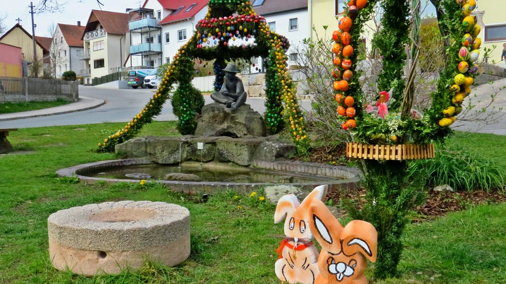 Osterbrunnen in Gustenfelden. | Bild: Karl Schwarz, Schwabach, 01.04.2024