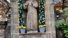 Der Franziskusbrunnen vor der Elisabethenkirche ist korrekterweise erst seit Ostersonntag als Osterbrunnen geschmückt. | Bild: Andreas Reuß, Bamberg, 01.04.2024