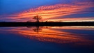 Im Main-Donau Kanal bei Erlangen spiegelt sich zur blauen Stunde ein schöner, malerischer Sonnenuntergang. | Bild: Wilfried Wagner, Erlangen, 02.04.2024