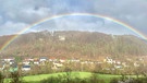 Regenbogen über dem Tal. Aufgenommen von meinem Wochenendhaus in Artelshofen auf die gegenüberliegende Seite des Dorfes. In der Mitte ist der Wachtfelsen zu sehen. | Bild: Martin Ripper, Artelshofen, 04.04.2024