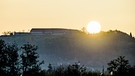 Sonnenaufgang am Morgen nach einer frostigen Nacht am weit sichtbaren Wahrzeichen hoch über der Stadt Weißenburg. | Bild: Olaf Römer, Ellingen, 11.04.2024