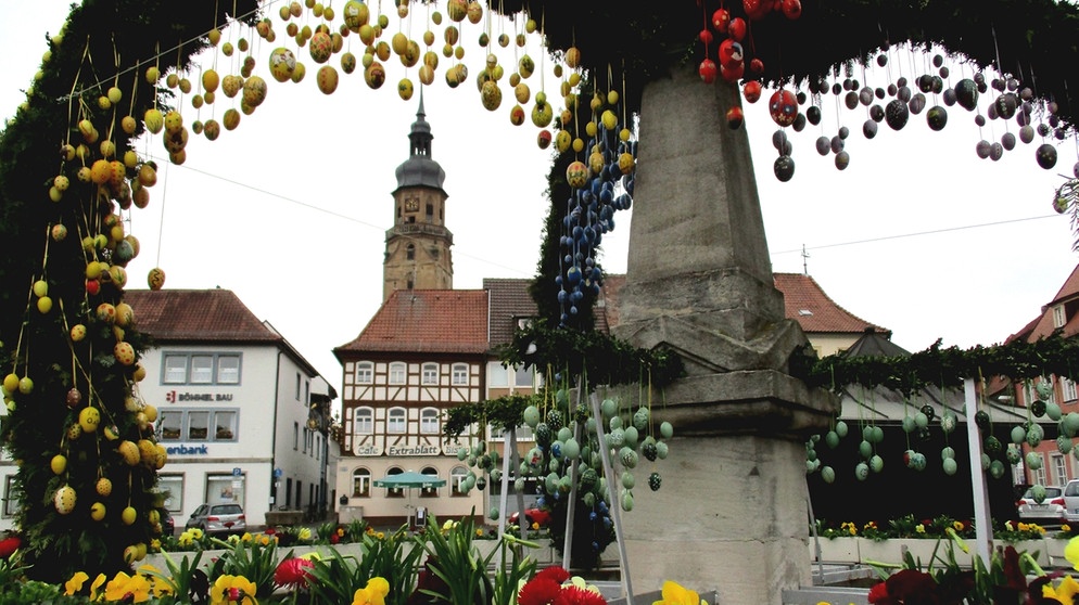 Osterbrunnen mit Durchblick auf die Stadtpfarrkirche | Bild: Heidi Mendel, Bad Königshofen (04.04.2016)