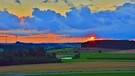 Der Sonnenuntergang im Fichtelgebirge zeigt das letzte dunkle Wolkengebilde vor dem Wetterumschwung. Aufgenommen bei Gottmannsberg, einem Ortsteil von Gefrees. | Bild: Willi Hornung, Fichtelberg, 14.08.2017