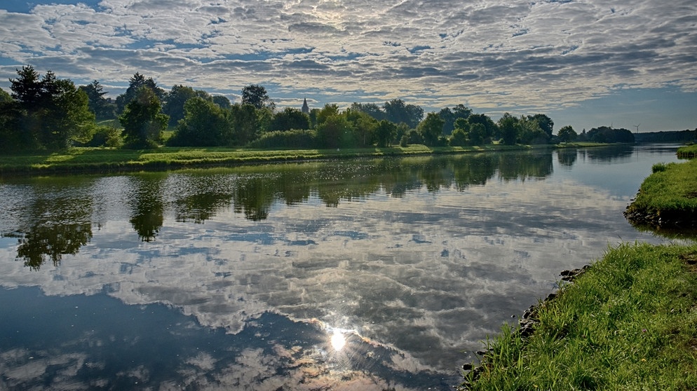 Am RMD-Kanal in Hilpoltstein: Die Sonne kämpft sich durch die Wolken - es wird wieder ein schöner Sommertag. | Bild: Herbert Bauer, Feucht, 14.08.2017