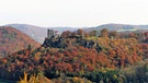 Gegenüber der Burgruine Neideck ist die Streitburg. Von hier hat man einen herrlichen Blick auf die Burgruine Neideck, die auf einem Felsenriff hoch über der Wiesent thront | Bild: Ursula Götz, Bayreuth, 19.10.2017