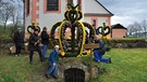 Der Osterbrunnen in Pfaffendorf mit den fleißigen Helfern des Gartenbauvereines von Pfaffendorf. | Bild: Harald Koch 