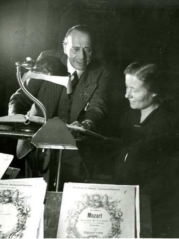 Hermann Zilcher mit Ehefrau Margarete bei den Mozartfest-Vorbereitungen (1942) | Bild: Stadtarchiv Würzburg