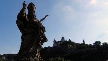 Statue des Hl. Kilian auf der Alten Mainbrücke in Würzburg | Bild: Bistum Würzburg