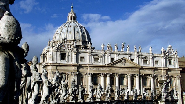 Die Kuppel des Petersdoms in rom | Bild: picture-alliance/dpa