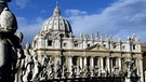 Die Kuppel des Petersdoms in rom | Bild: picture-alliance/dpa