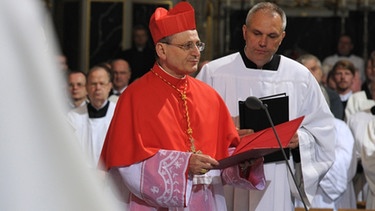 Kardinal Angelo Amato (li.) verliest die päpstliche Urkunde zur Seligsprechung | Bild: picture-alliance/dpa