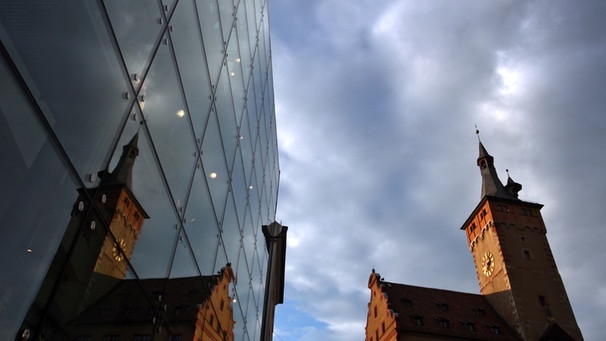 Altes Rathaus von Würzburg spiegelt sich in der Fassade eines Geschäftshauses | Bild: picture-alliance/dpa