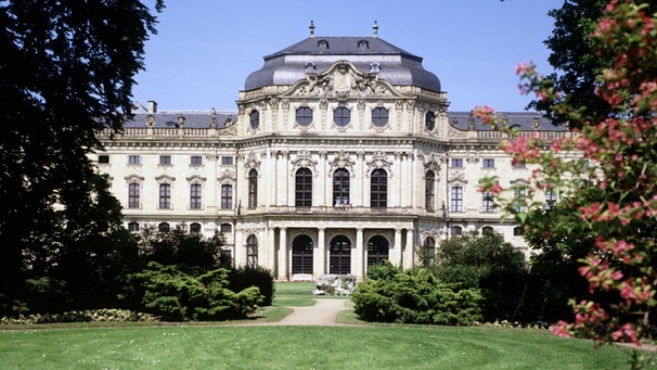 Die Würzburger Residenz vom Hofgarten her fotografiert | Bild: picture-alliance/dpa