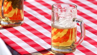 Bierglas auf rotweißer Tischdecke | Bild: picture-alliance/dpa