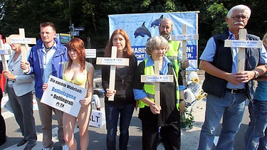 Tierschützer protestieren vor dem Nürnberger Tiergarten gegen die Delfinlagune | Bild: News 5