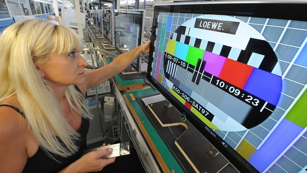 Frau betrachtet Loewe-Fernseher (Symbolbild) | Bild: picture-alliance/dpa