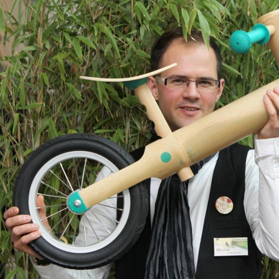 Ein Mann hält ein Laufrad aus Bambus | Bild: picture-alliance/dpa