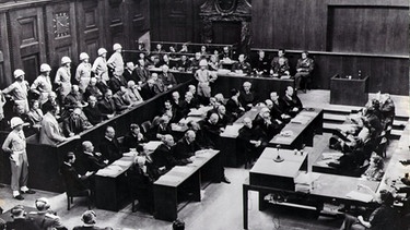 Die Anklagebank im Saal 600 während der Kriegsverbrecherprozesse | Bild: picture-alliance/dpa