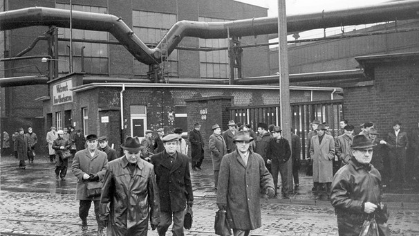 Arbeiter beim Verlassen einer Fabrik im Ruhrgebiet, aufgenommen 1965 | Bild: picture-alliance/dpa