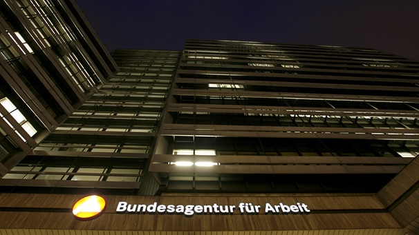 Zentrale der Bundesagentur für Arbeit bei Nacht | Bild: picture-alliance/dpa