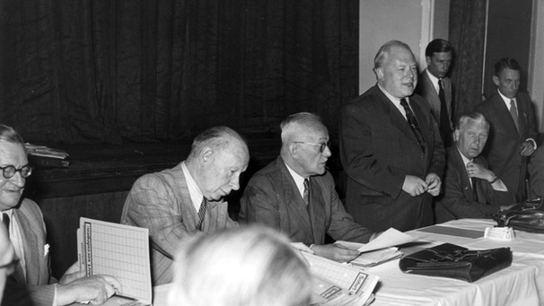 Verwaltungsratssitzung der Bundesanstalt für Arbeitsvermittlung und Arbeitslosenversicherung unter Präsident Julius Scheuble (Mitte) 1952 | Bild: picture-alliance/dpa