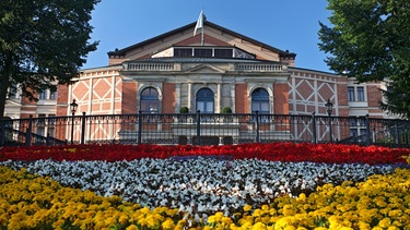 Blumenschmuck vor dem Bayreuther Festspielhaus | Bild: picture-alliance/dpa