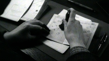 Archivbild: Stempeln im Arbeitsamt in den 1950er-Jahren | Bild: BR Franken