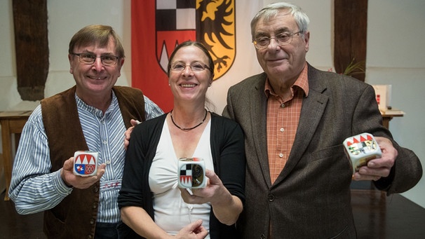 Peter Kirchner, Steffi Zachmeier und Eberhard Wagner mit Glaswürfel in der Hand | Bild: picture-alliance/dpa