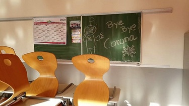 Klassenzimmer mit Tafel, auf der steht Bye Bye Corona | Bild: Bayerischer Rundfunk 2023