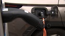 E-Auto hängt an einer Wallbox | Bild: Bayerischer Rundfunk 2023