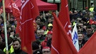Demonstrierende Metaller mit roten Fahnen | Bild: Bayerischer Rundfunk 2024