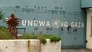 Logo des UNRWA an einer Wand | Bild: Bayerischer Rundfunk 2024