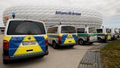 Polizeiautos vor der Allianz Arena in München | Bild: Bayerischer Rundfunk 2024