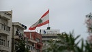 Libanesische Flagge über der Bank of Beirut | Bild: Bayerischer Rundfunk 2024