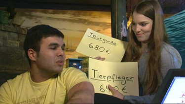 Zwei Schüler sprechen über Verdienstmöglichkeiten im Sealife | Bild: Bayerischer Rundfunk
