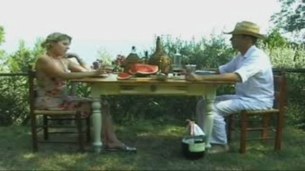 Frau und Mann am Tisch | Bild: Bayerischer Rundfunk