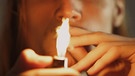 Mann zündet Zigarette an | Bild: Bayerischer Rundfunk 2024