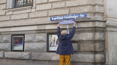 Kardinal-Faulhaber-Straßenschild | Bild: Bayerischer Rundfunk 2024