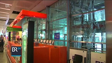 Zerbrochene Scheiben im Flughafen | Bild: Bayerischer Rundfunk