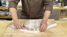 Tortenring mit Backpapier auslegen | Bild: Bayerischer Rundfunk 2023