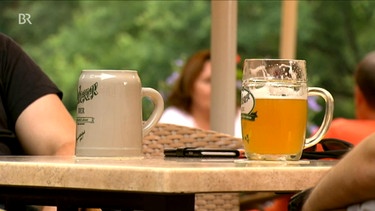 Biergläser auf einem Tisch | Bild: Bayerischer Rundfunk