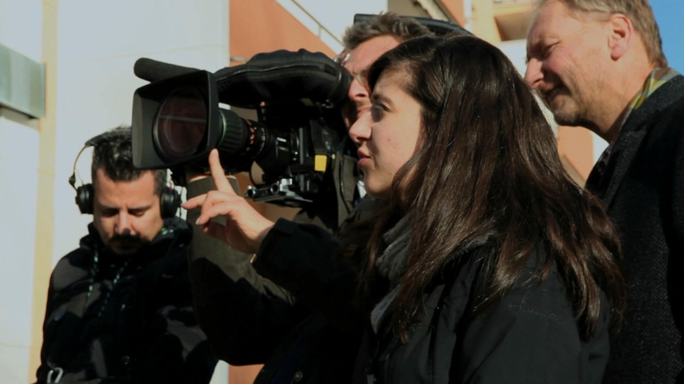 Reporterin mit Kamera-Team | Bild: Bayerischer Rundfunk