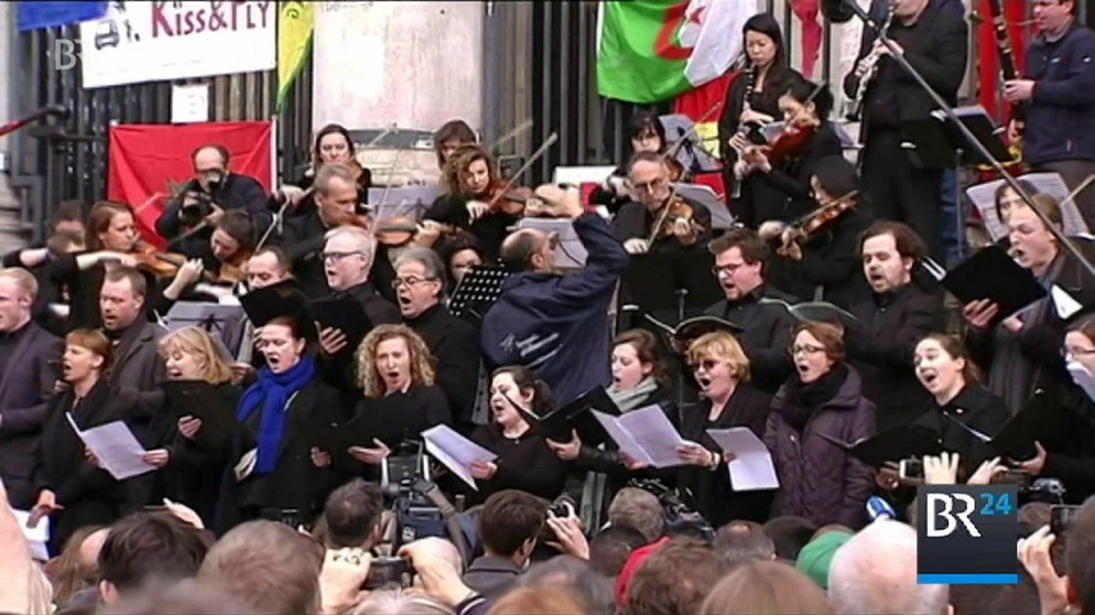Musiker und Sänger vor der Brüsseler Börse | Bild: Bayerischer Rundfunk